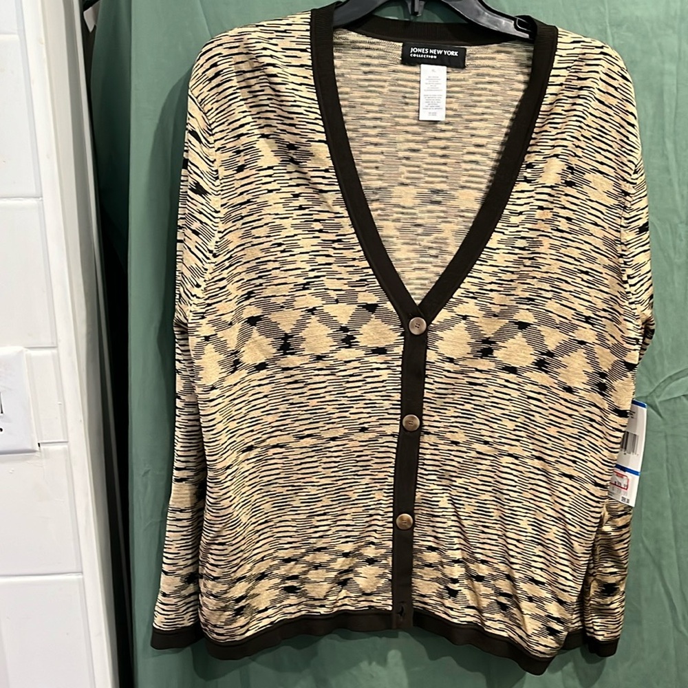 Woman Long Sleeve sweater by Jones’s New York size XL multi camel buttons from